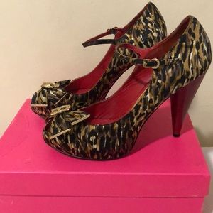 Betsey Johnson cheetah shoe size 9.5